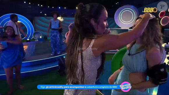 Ivete Sangalo colocou a mão em cima da cabeça de Ana Paula Renault, o que fez muita gente interpretar como uma mensagem religiosa