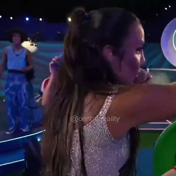 Ivete Sangalo colocou a mão em cima da cabeça de Ana Paula Renault, o que fez muita gente interpretar como uma mensagem religiosa