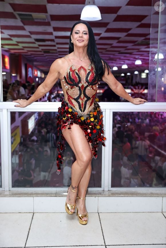 Viviane Araújo surgiu deslumbrante na quadra do Salgueiro com um figurino que misturava vermelho, preto e dourado. A rainha de bateria combinou o visual com sandálias douradas e maquiagem iluminada