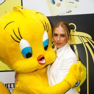 Deborah Secco investe em visual monocromático branco para divulgar nova linha de beleza da Cia. Beauty