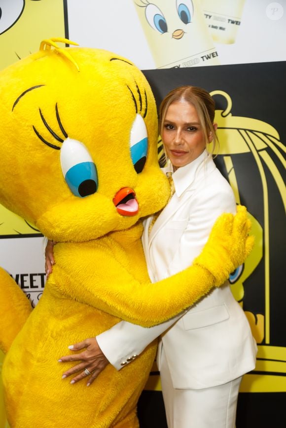 Deborah Secco investe em visual monocromático branco para divulgar nova linha de beleza da Cia. Beauty