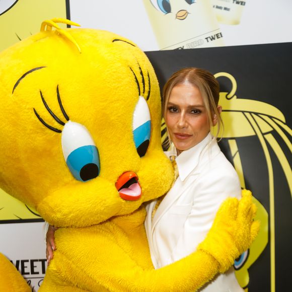 Deborah Secco investe em visual monocromático branco para divulgar nova linha de beleza da Cia. Beauty