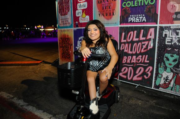 Preto e branco apareceram de jeito descolado no look de Pequena Lo no Lollapalooza