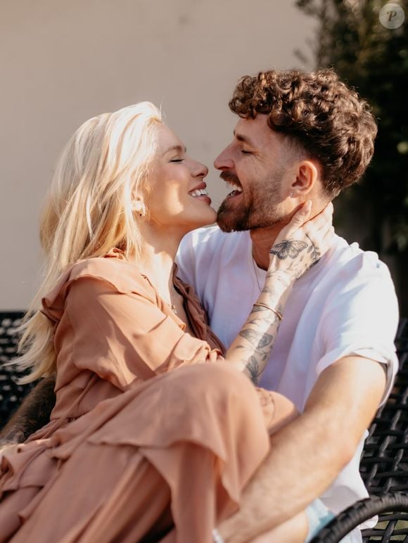 Karoline Lima e Léo Pereira retomaram o relacionamento após cerca de dois meses separados e já estão viajando