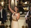 Elegância em cada detalhe: Dos acessórios delicados aos saltos altos, Carolina Castilho mostrava que pequenos elementos faziam toda a diferença. Neste look escolheu um vestido creme midi de decote profundo arrematado com cinto