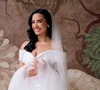 O vestido preto escolhido por Demi Lovato para as madrinhas tinha corset, drapeado na cintura e no quadril, além de uma fenda