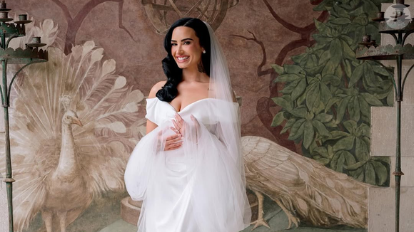 O vestido preto escolhido por Demi Lovato para as madrinhas tinha corset, drapeado na cintura e no quadril, além de uma fenda
