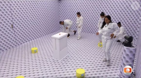 Os 5 brothers restantes deverão ficar em cima de uma mini plataforma amarela e resistir até que o primeiro desista
