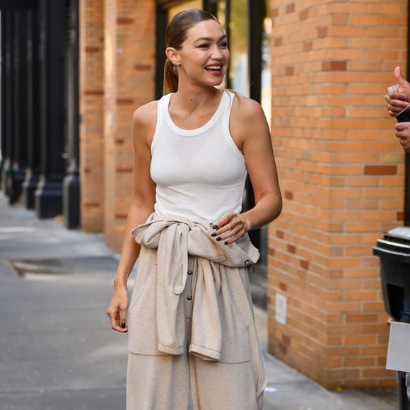 Com inspiração no quiet luxury, os sapatos baixos ganharam espaço nas combinações minimalistas que dominam o street style nesta temporada