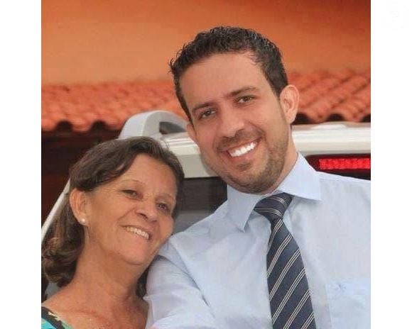 Filho de uma empregada doméstica, André Janones contou que seu pai era uma pessoa com deficiência, cadeirante, e morreu quando ele ainda era recém-nascido. O deputado também destacou que conseguiu se formar em Direito trabalhando como cobrador de ônibus e com uma bolsa de estudos destinada a alunos carentes