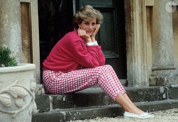 Mesmo quase três décadas após sua morte, Princesa Diana continua sendo lembrada como uma das principais referências de estilo das décadas de 1980 e 1990. Seu guarda roupa permanece associado a peças clássicas que seguem influenciando a moda