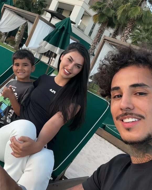 Mc Livinho mantinha (ou mantém?) um relacionamento com Byanca Gabarron, mãe do único filho do cantor