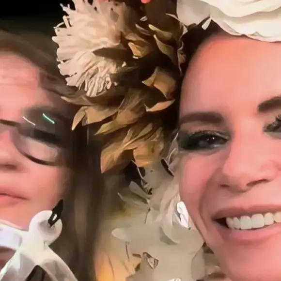 Correspondente veterana, Ilze Scamparini, curte descanso no Brasil em meio à festa antecipada de Carnaval ao lado de colega de trabalho Leilane Neubarth