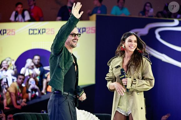 Com um look icônico, Bruna Marquezine divulgou a segunda temporada de 'Amor da Minha Vida' ao lado do galã de 'Três Graças'