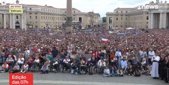 Papa Leão XIV levou vários fiéis à Praça de São Pedro e fez referência ao Dia das Mães, celebrado em alguns países em 11 de maio de 2025