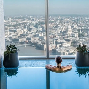 Localizado dentro do The Shard, o Shangri-La The Shard é um hotel de luxo com vista panorâmica de Londres e 202 quartos e suítes