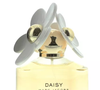 Marc Jacobs, Daisy se tornou um dos frascos mais reconhecíveis de perfumes dos anos 2000 por um motivo, e parece agradar quem deseja algo fresco, porém marcante