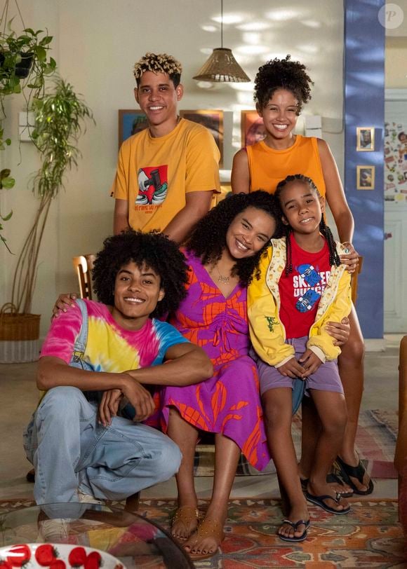 Juli (Lucy Ramos) , Glorinha (Laura Luz), Peixe (Cauê Campos), Ítalo (Fabrício Assis), Samuca (Kadu Spinola).