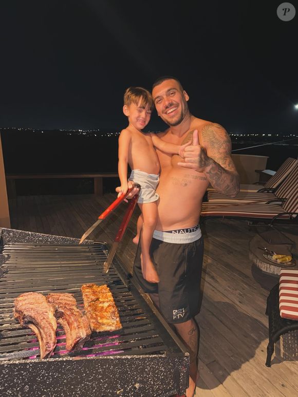 Pedro Ortega criticou o fato da esposa ter colocado uma fantasia de orelha de coelhinho rosa no filho do casal