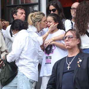 Carolina Dieckmmann dá um beijo no rosto de Sol de Maria, única neta de Preta Gil, após velório da cantora