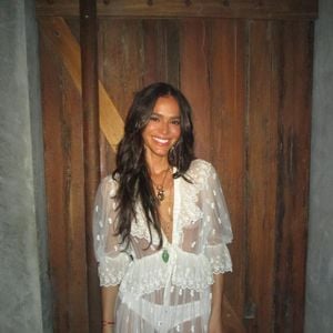 Para a virada do ano, Bruna Marquezine escolheu um vestido da Chloé que reforçou uma das propostas mais marcantes da moda atual: o encontro entre romantismo, renda e referências boho