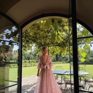 O vestido de Marina Ruy Barbosa é da grife Maison Valentino