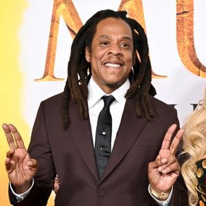 Jay-Z, uma das atrações mais aguardadas do Rock in Rio, cancelou cerca de um mês antes do festival alegando motivos pessoais. O Maroon 5 assumiu o palco, mais uma vez salvando um line-up no susto