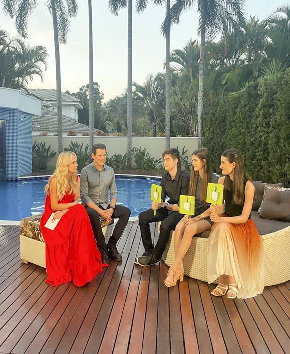 Celso Portiolli e os filhos, Luana, Pedro Henrique e Laura, diante da piscina da mansão em São Paulo