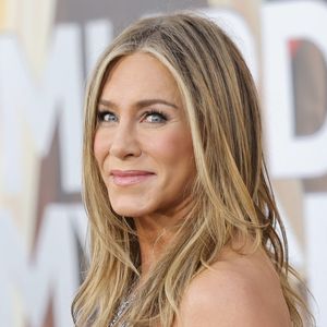 A bebida de Aniston inclui banana, cereja, proteína em pó, amêndoas, cacau em pó e outros ingredientes com propriedades antioxidantes, misturados com leite de amêndoa