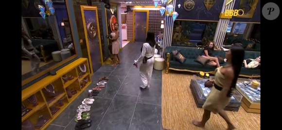 Marciele e Jordana foram consolar Sol Vega, de toalha, na porta do confessionário do BBB 26