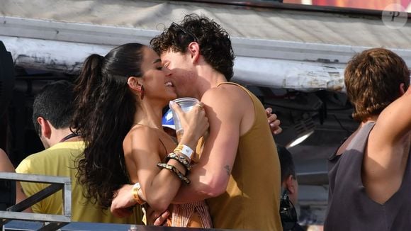 Bruna Marquezine amadureceu sob os holofotes e aprendeu, com relações superexpostas, a importância de preservar a própria saúde emocional ao viver novos romances