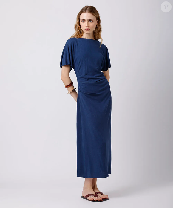 Os tons de azul seguem entre os favoritos das mulheres elegantes neste inverno, especialmente em peças com modelagens sofisticadas e acabamento minimalista