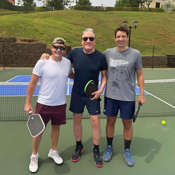 Roberto Justus em quadra de pickleball, dentro do condomínio onde está a fazenda do empresário