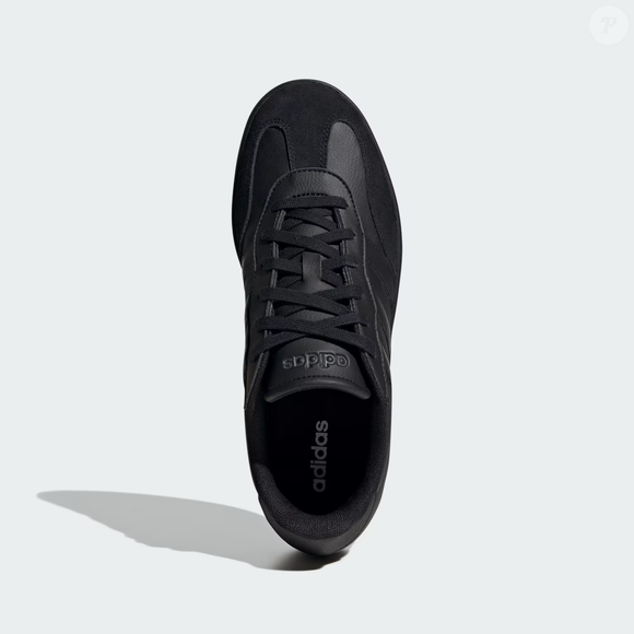 Mocassim reinou por anos como símbolo de elegância, mas novo tênis total black da Adidas promete assumir o posto