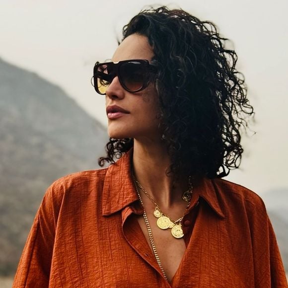 Débora Nascimento está oficialmente solteira desde o fim do namoro com o modelo Alex Cunha, em 2023.