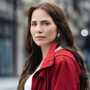 Protagonista de “Quem Ama, Cuida”, Letícia Colin dá vida à intensa Adriana, personagem marcada por perdas e movida por um forte desejo de justiça na nova trama das 21h da TV Globo