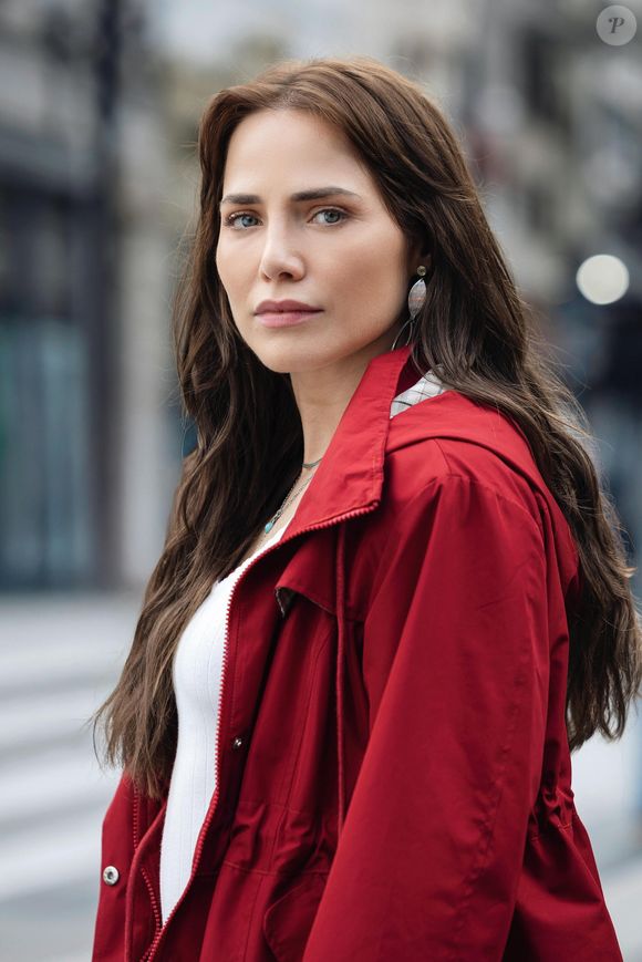 Protagonista de “Quem Ama, Cuida”, Letícia Colin dá vida à intensa Adriana, personagem marcada por perdas e movida por um forte desejo de justiça na nova trama das 21h da TV Globo