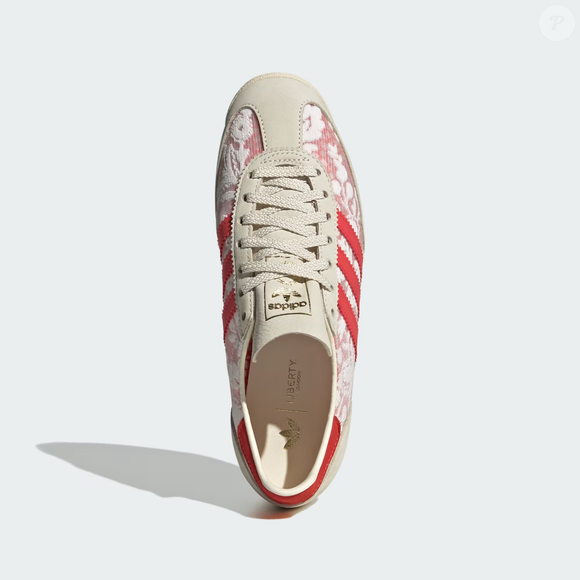 Disponível por R$ 1.213 na Farfetch até o fechamento desta matéria, o Adidas SL 72 OG X Liberty London aposta na renda floral para renovar os clássicos da marca