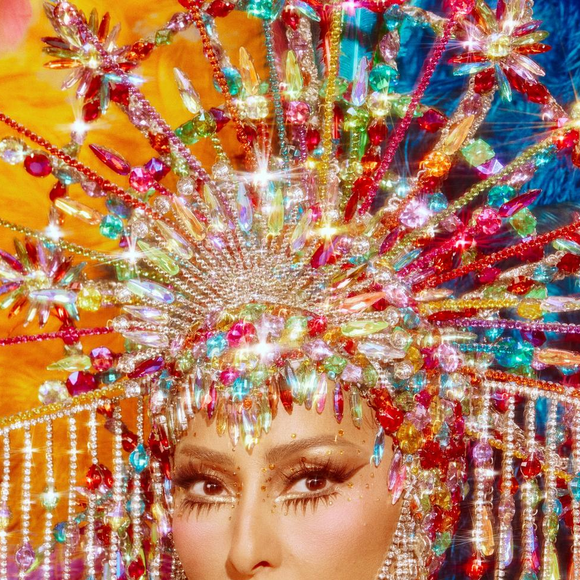 Sabrina Sato escolheu uma fantasia vibrante para combinar com o enredo 'Macumbembê, samborembá', que homenageia o artista Heitor dos Prazeres