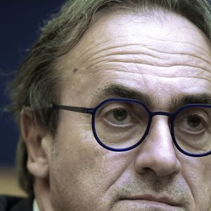 Angelo Bonelli foi eleito em 2022 pelo distrito de Imola, comuna da Itália com 64 mil habitantes. É aí que Andressa Urach entra na história