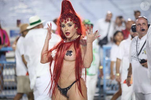 Em vez das plumas tradicionais, o figurino explorou cabelos ultralongos, pedrarias e uma estética provocativa, quase teatral. Icônica é pouco! Fabíola mostrou que a Mocidade promete um desfile cheio de atitude, liberdade e personalidade, do jeitinho que Rita Lee merece