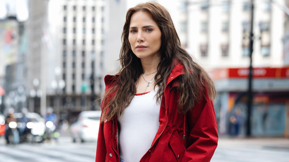 Achei na Zara: 5 botas chelsea da protagonista Letícia Colin em 'Quem Ama, Cuida', novela da TV Globo substituta de 'Três Graças' após o 'BBB 26'