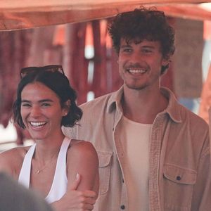 Shawn Mendes e Bruna Marquezine foram flagrados em uma feira na Barra da Tijuca, no Rio de Janeiro