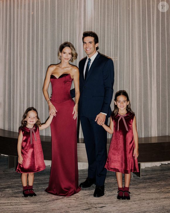 Kaká compareceu à festa de Isabella com a atual esposa, Carol Leite, e as filhas caçulas