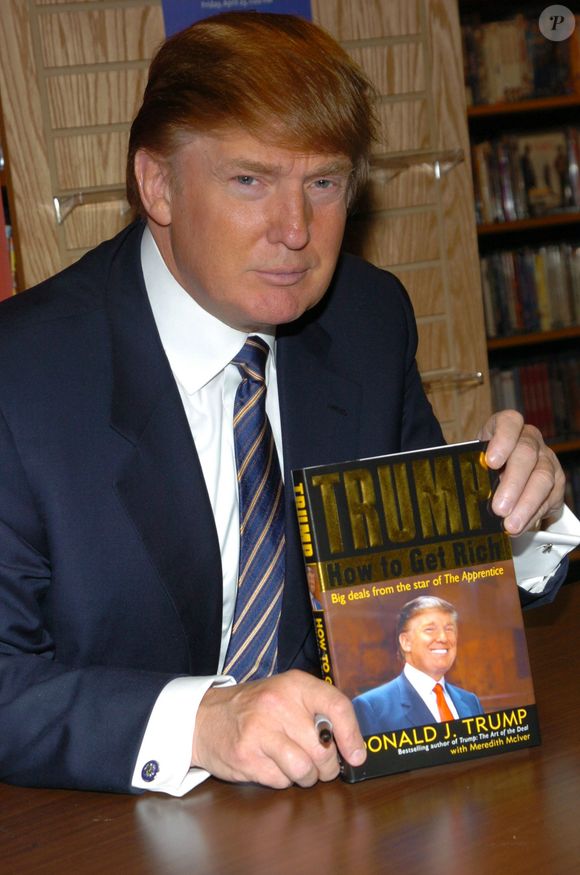 2004: Donald Trump em uma sessão de autógrafos do seu livro 'How to Get Rich'
