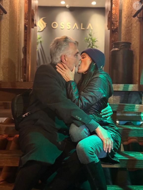 Tarcísio Filho e Mocita Fagundes deram o primeiro beijo em escadaria de livraria de Porto Alegre (RS)