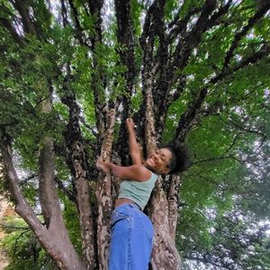 O que poucos sabem é que Erika Januza adora jabuticaba e até já posou subindo no pé da fruta, relembrando de sua infância