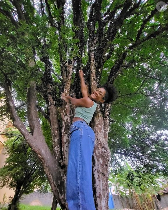 O que poucos sabem é que Erika Januza adora jabuticaba e até já posou subindo no pé da fruta, relembrando de sua infância