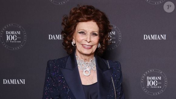 Aos 92 anos, Sophia Loren mantém seu status de diva do cinema. A atriz italiana construiu uma carreira de mais de sete décadas e estrelou mais de cem produções