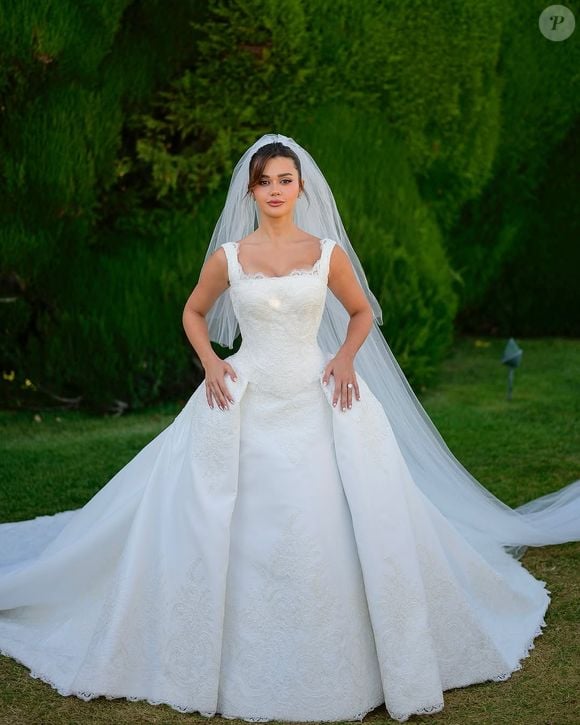 Vestido de noiva de Franciny Ehlke traz um corpete estruturado com decote quadrado e alças largas